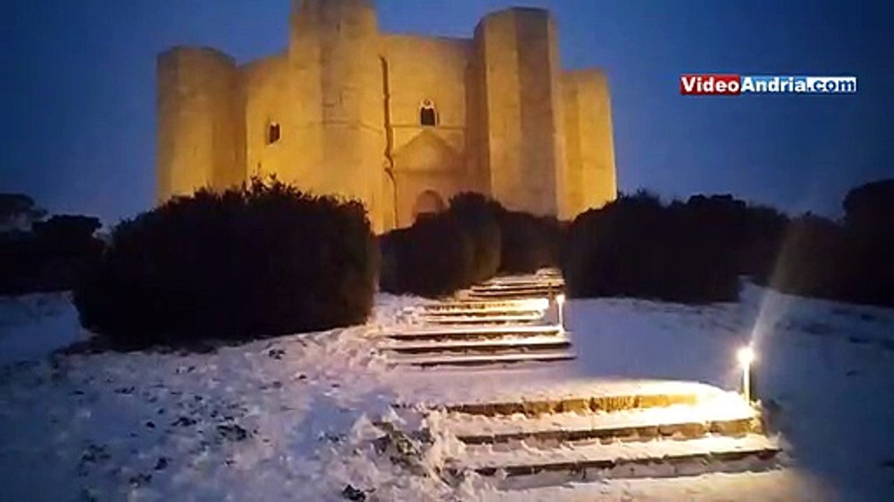Castel del Monte: la neve ed il gioco di luci naturale che "saluta" le festività