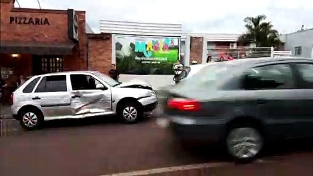 Gol atinge moto e carro estacionados no Bairro Cancelli