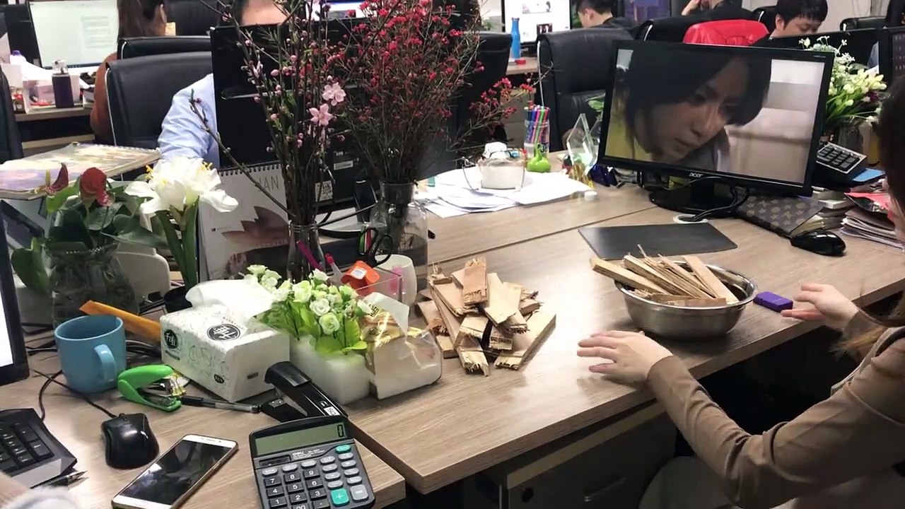 Cooking office. Tile fried steak, the fire is going to be strong, the bricks are hot, tender and juicy, not easy to enjoy