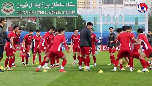 Thầy trò ông Park vui vẻ và nhanh chóng thích nghi ngay buổi tập đầu tiên trên đất UAE | VFF Channel