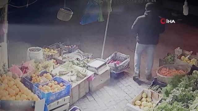 Manav Çalışanının Uyumasını Fırsat Bilen Hırsız Güvenlik Kameralarına Yakalandı