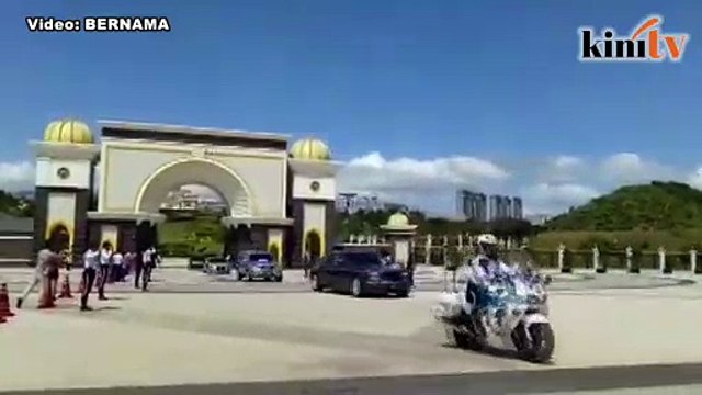 Raja-Raja Melayu berangkat pulang dari Istana Negara