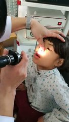 Une jeune fille possède quelque chose d'immonde dans le nez