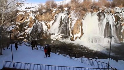 Muradiye'deki şelale kısmen dondu - VAN