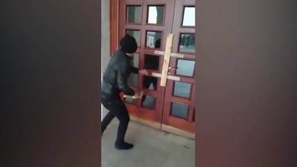 Ora News  - Studentët kalojnë në aksion, gozhdojnë dyert e Fakulteteve