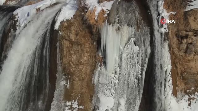 Muradiye Şelalesi Kısmen Dondu, Ortaya Kartpostallık Görüntüler Çıktı