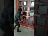 Report TV - Protesta e studentëve, një person gozhdon derën e Universitetit Politeknik të Tiranës