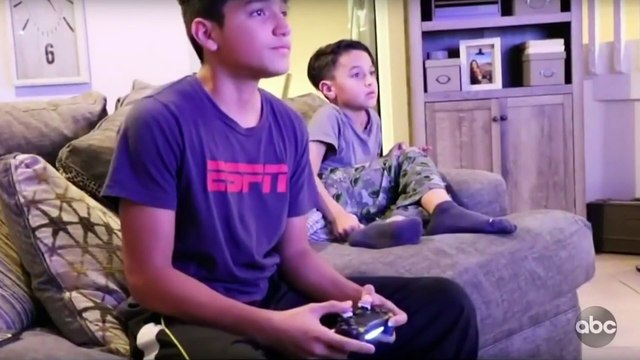 Des parents éteignent la télé de leur enfant pendant qu'il joue à Fortnite Battle Royale