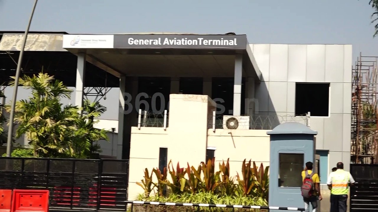 Sonakshi Sinha and Alia Bhatt with Mother Soni Razdan Leaving For The Last Schedule of Kalank Movie