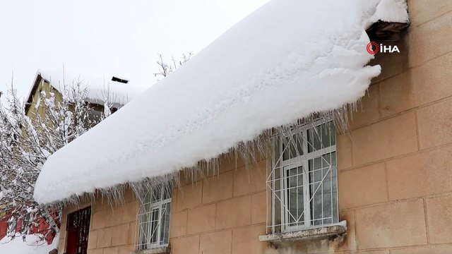 - Bitlis kara gömüldü- 282 köy yolunun ulaşıma kapandığı kentte, tek katlı evler kara gömüldü