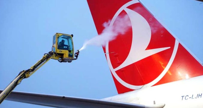 THY, Buzlanmaya Karşı Uçakları Özel Sıvılarla Yıkıyor