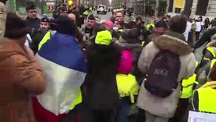Paris: des femmes "gilets jaunes" manifestent