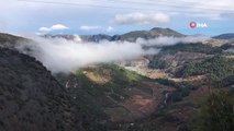 Dağların Arasındaki Sis Bulutu Kartpostallık Manzara Oluşturdu