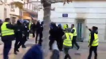 Commandant de police vs Manifestants (Gilets Jaunes Acte 8)