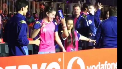 ¡Carolina Marín se Viene Arriba y se Pone a Bailar en la India!