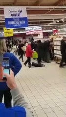 Des clients se bousculent pour une promotion sur du chocolat à Carrefour