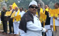 TDP MP Sivaprasad dresses up as MGR to demand ‘special category status’ for Andhra Pradesh