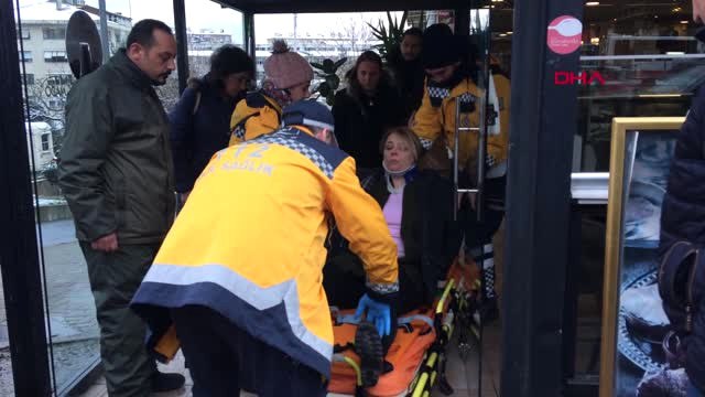 İstanbul- Beşiktaş'ta Yolun Karşısına Geçmeye Çalışan Kadına Otomobil Çarptı