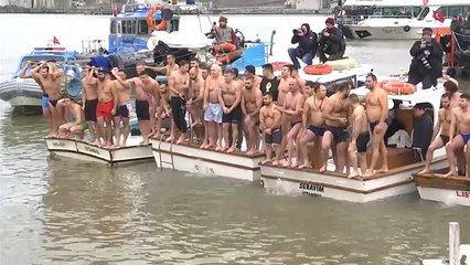 شاهد: العشرات يتسابقون للامساك بصليب خشبي في مياه البوسفور في عيد الغطاس