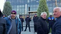 Protesta e naftëtarëve; Kërkojnë rifillimin e punës në uzinën e Ballshit - Top Channel Albania
