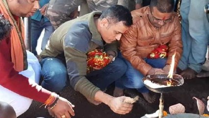 MS Dhoni offers prayers at Ranchi's Deori temple| वनइंडिया हिंदी