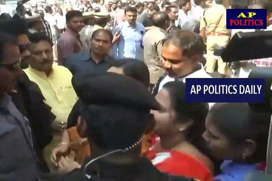 AP BJP Activists Stopped CM Chandrababu Naidu Convey __ Kakinada - AP Politics Daily