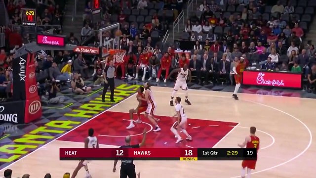 Dwyane Wade ve Derrick Jones ikilisinden muhteşem alley-oop!