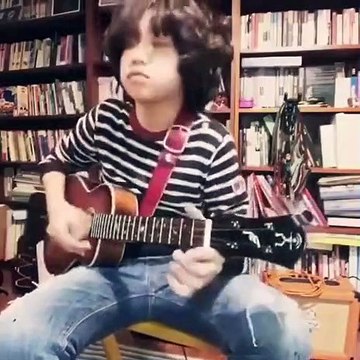 À seulement 11 ans, il joue merveilleusement l'Ukulélé