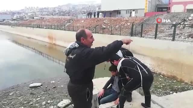 Sulama Kanalına Düşen Telefonunu Almak İsterken Beline Kadar Çamura Saplandı