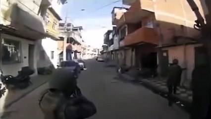 Favela du Brésil : Un militaire se fait tiré dans la tête, son casque le sauve