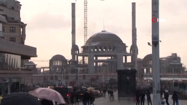 Taksim'de Kar Yağışı Etkili Olmaya Başladı