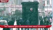 Taksim'de kar yağışı etkili olmaya başladı