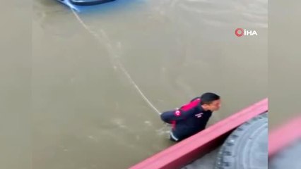 Sele Kapılan Araçta Mahsur Kalan Sürücüyü İtfaiye Kurtardı