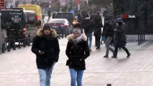 Taksim'de Kar Yağışı Etkili Olmaya Başladı