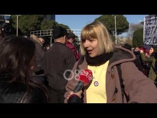 Studentët ndezin tymuese para Kryeministrisë: 9 pikat të plotësohen me amendamente në Parlament