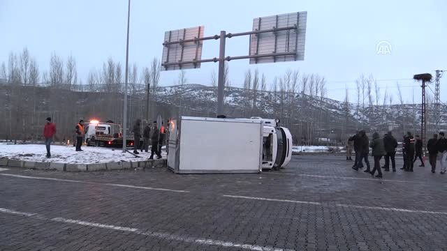 Ambulans ile Kamyonet Çarpıştı: 9 Yaralı
