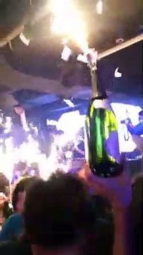 Mettre le feu dans une boîte de nuit (nouvel an)