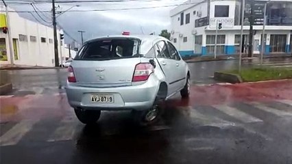Carro chega a tombar em colisão de trânsito na Av. Barão do Rio Branco