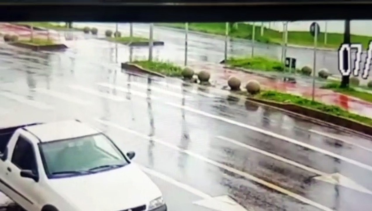 Câmera flagra Agile tombando em batida na Av. Barão do Rio Branco