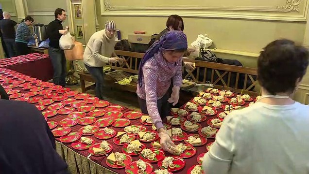 Christmas lunch, gifts, for Moscow's poor and homeless