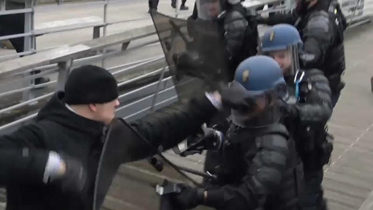 Gelbe Westen: Boxer stellt sich der Polizei