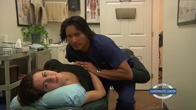 Ce médecin chiropracteur fait craquer les filles... littéralement