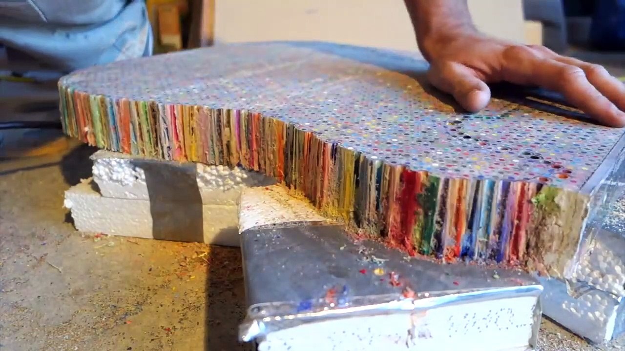 Il crée une guitare à partir de 1200 crayons de couleurs !