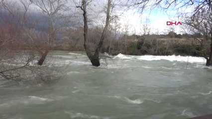 Antalya Manavgat Şelalesi Taştı, İş Yerleri Su Altında Kaldı