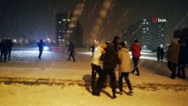 Konya'da üniversite öğrencileri kar altında halay çekti, kar topu savaşı yaptı