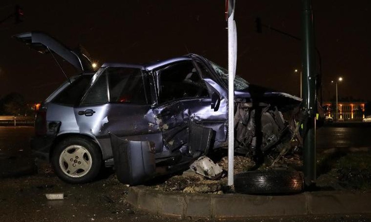 Kırmızı ışıkta durmayan otomobil dehşet saçtı