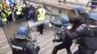 Un boxeur frappe des CRS lors de la manifestation des Gilets Jaunes à Paris