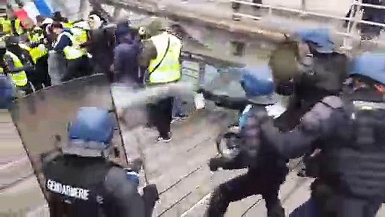Un boxeur frappe des CRS lors de la manifestation des Gilets Jaunes à Paris