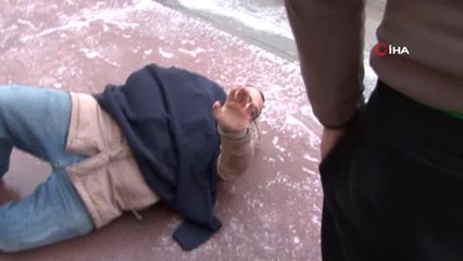 Beşiktaş'ta Buzdan Kayan Bir Vatandaş Bacağını Kırdı