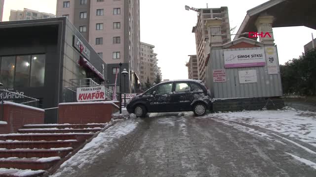 İstanbul- Buzlu Yolda Kayan Otomobil Site Girişine Sıkıştı